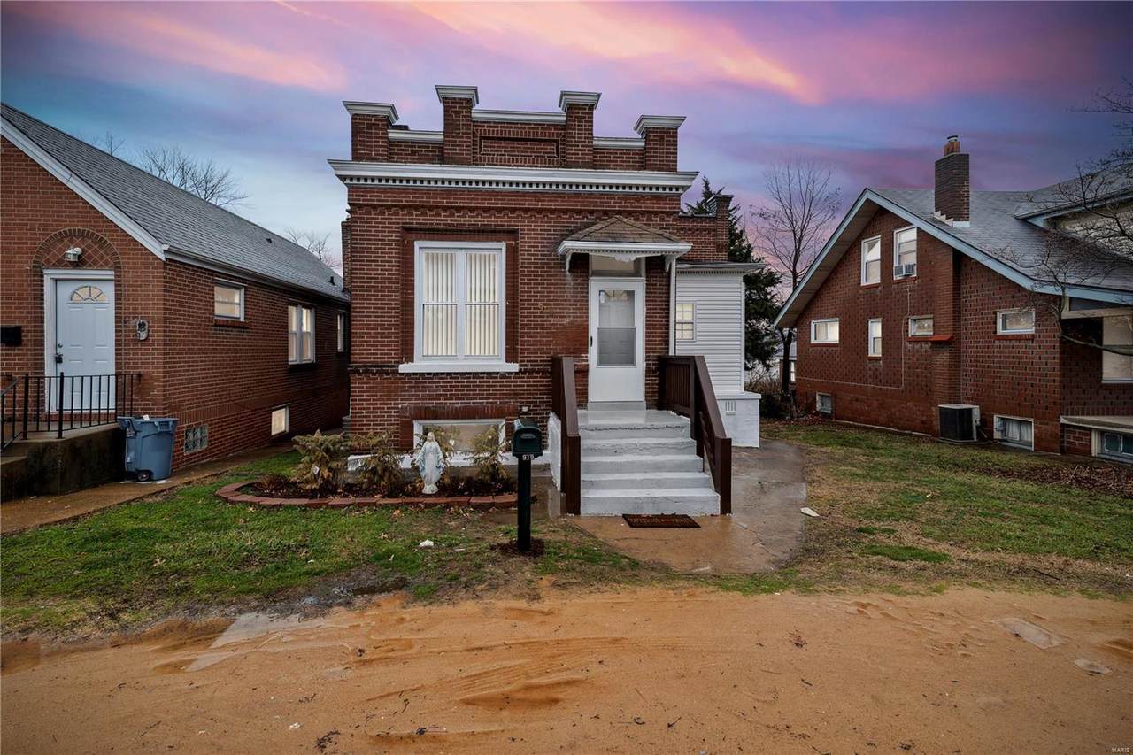 910 Erskine - Photo 1