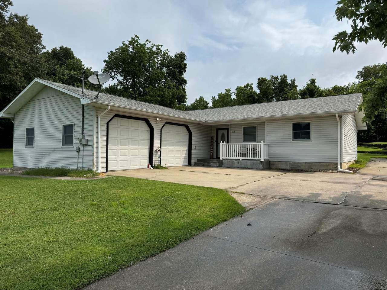 1106 Poplar - Photo 1