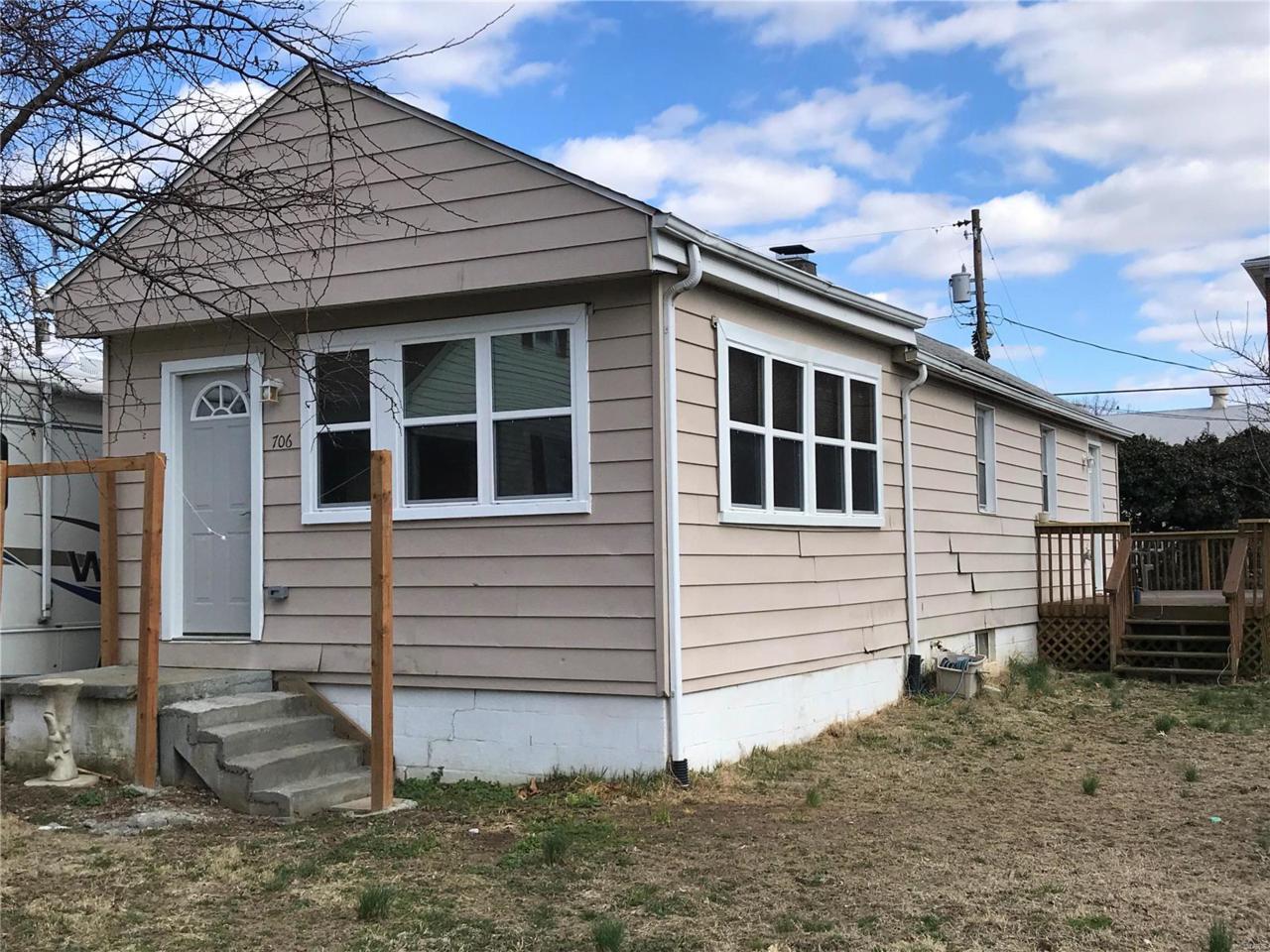706 Charles - Photo 1