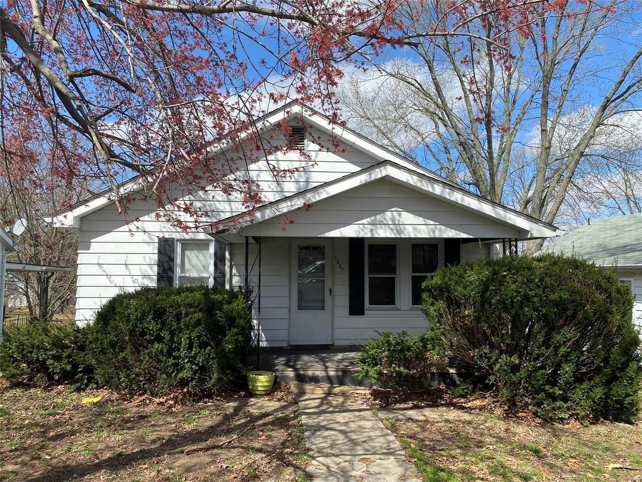 1327 Saint Clair - Photo 1