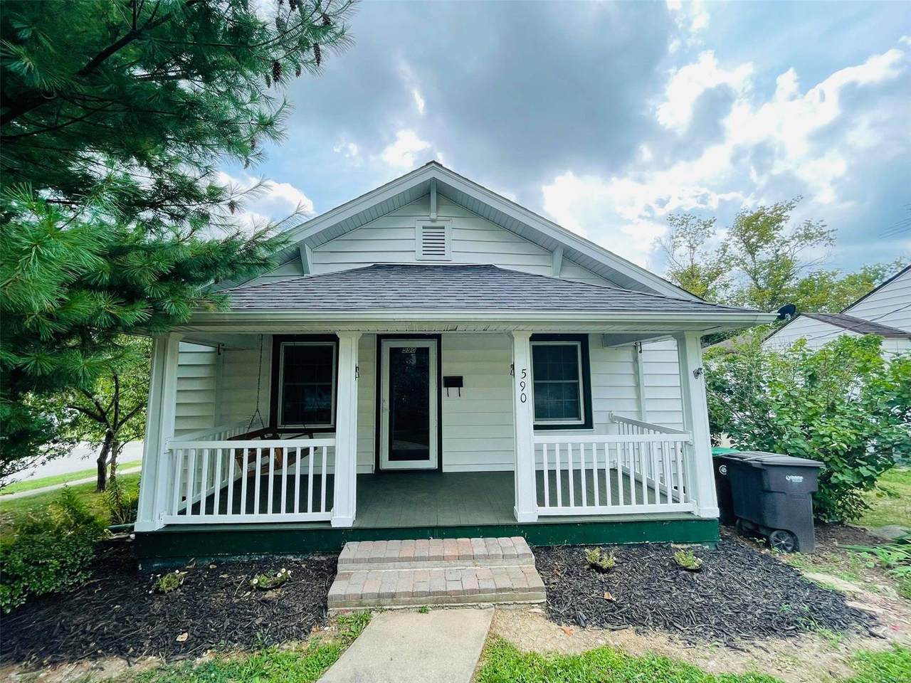 590 College Street - Photo 1