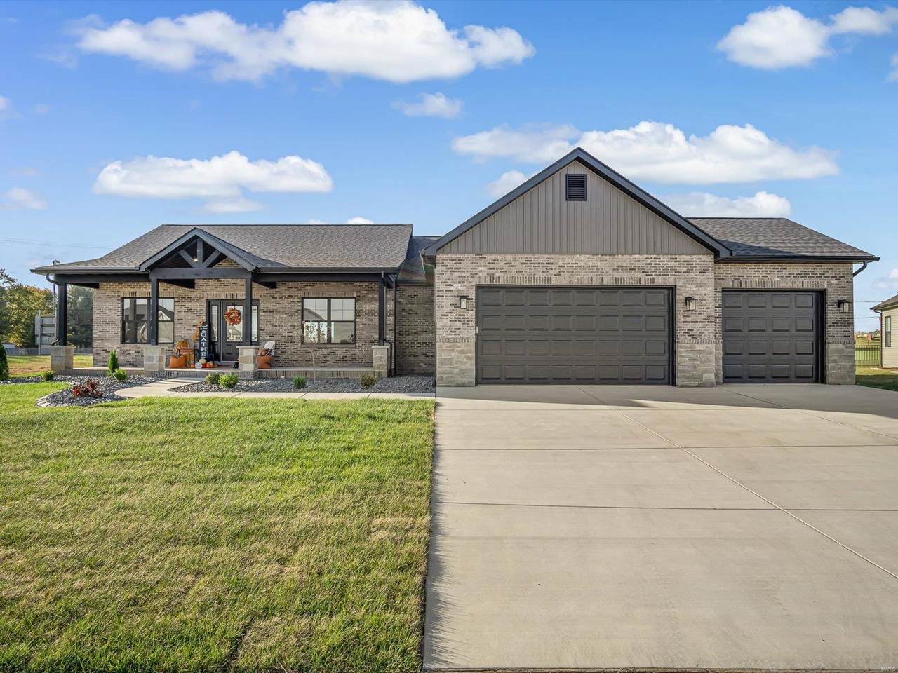 472 Hayden Drive - Photo 1