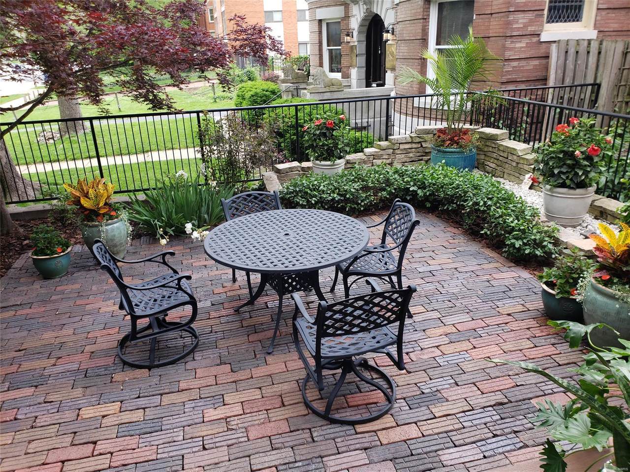 4550 West Pine Boulevard - Photo 1