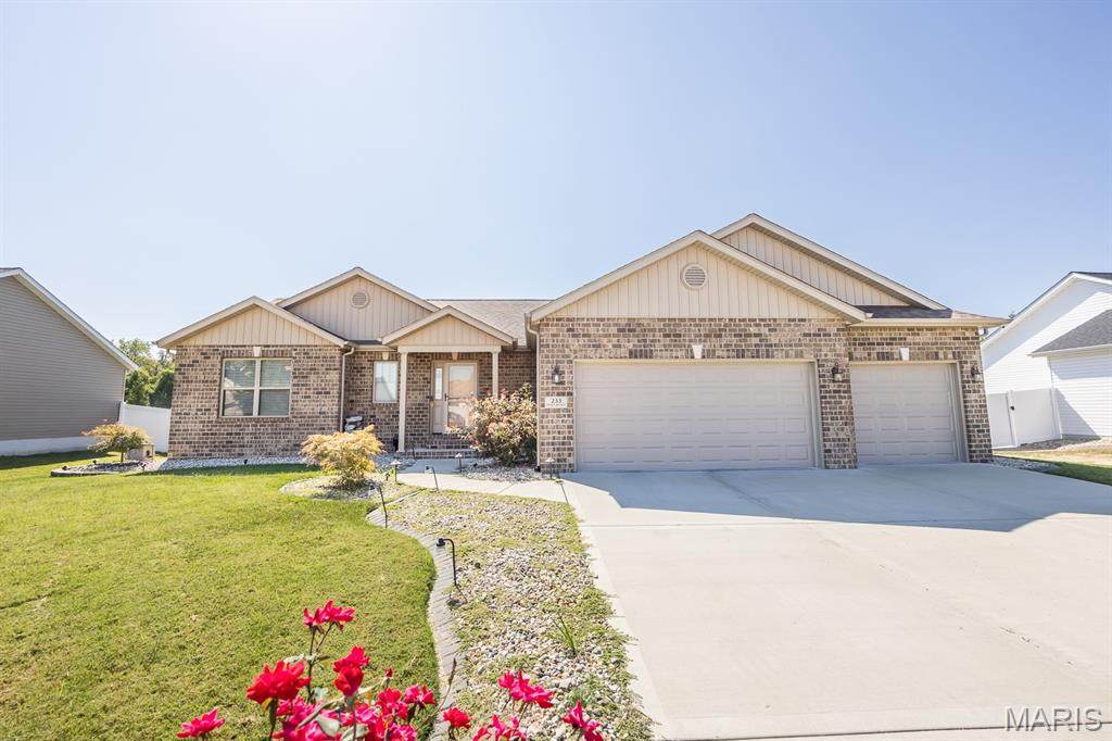 233 Emerald Way - Photo 1