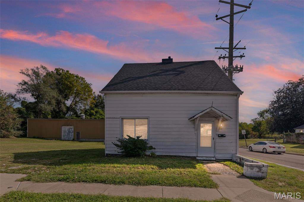 318 20th Street - Photo 1