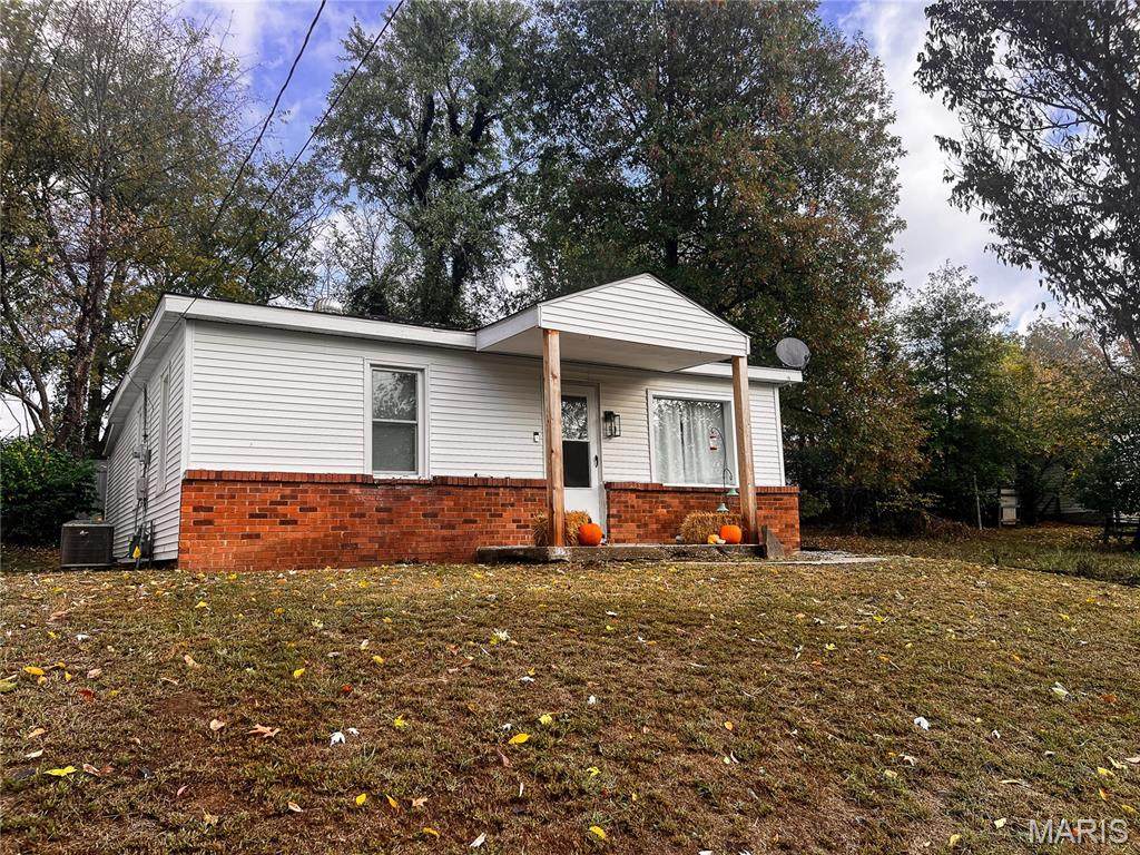 704 Royal Avenue - Photo 1