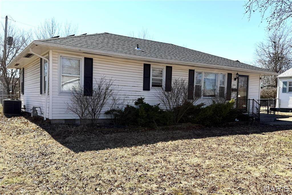 940 Hazel Place - Photo 1