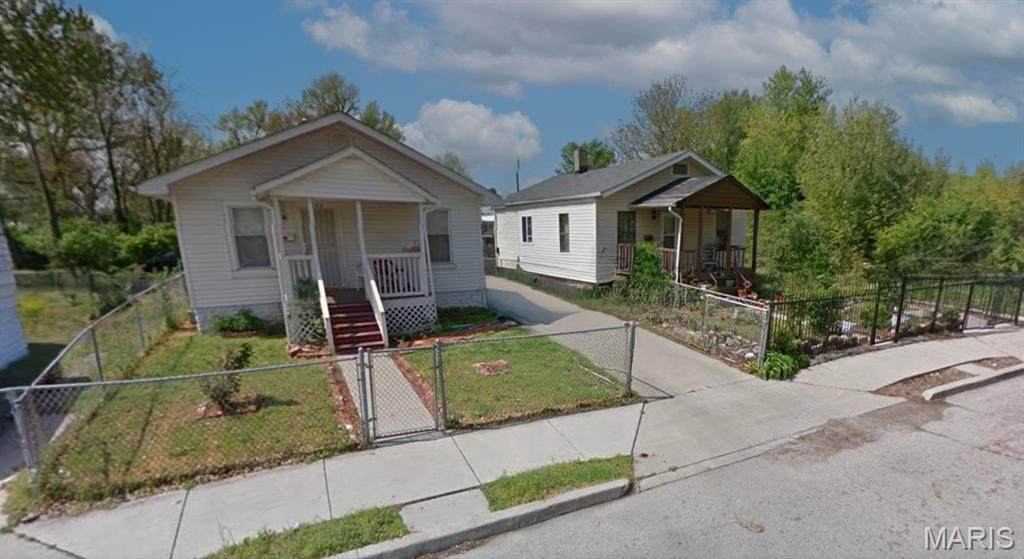 2646 Renshaw Avenue - Photo 1