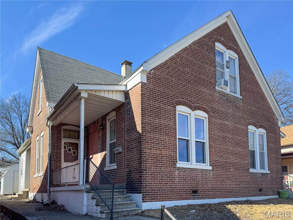 315 4th St - Photo 1