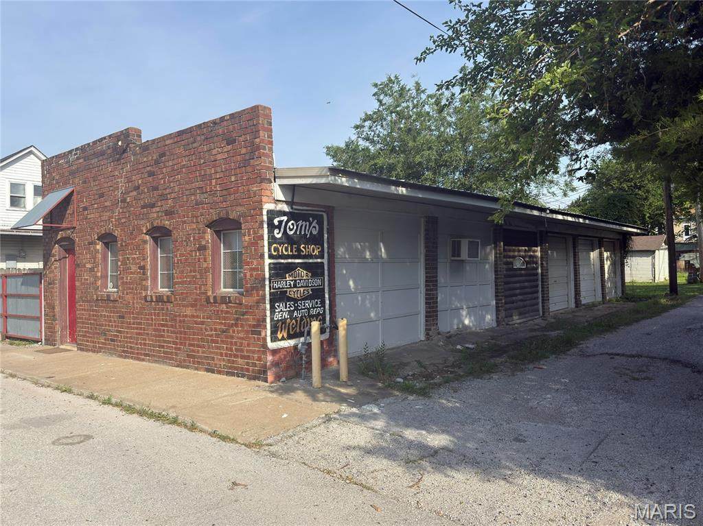 610 Warren Barrett Drive - Photo 1