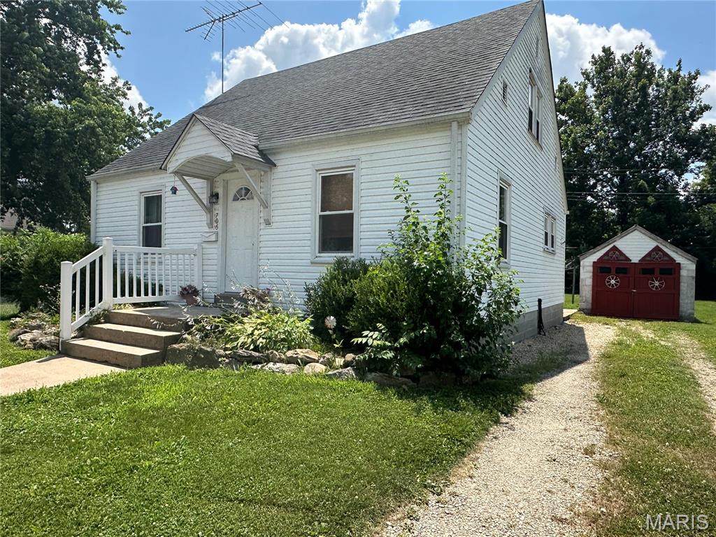 706 Apple Avenue - Photo 1