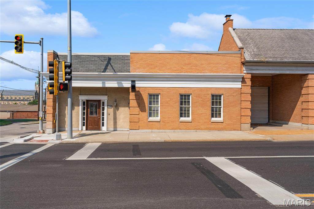 121 Illinois Street - Photo 1