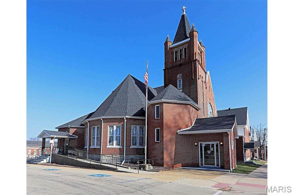 305 Columbia - Photo 1