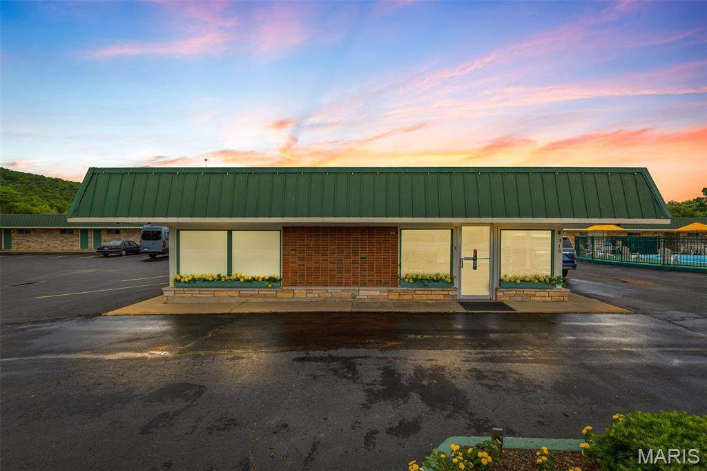 310 Mccune - Photo 1