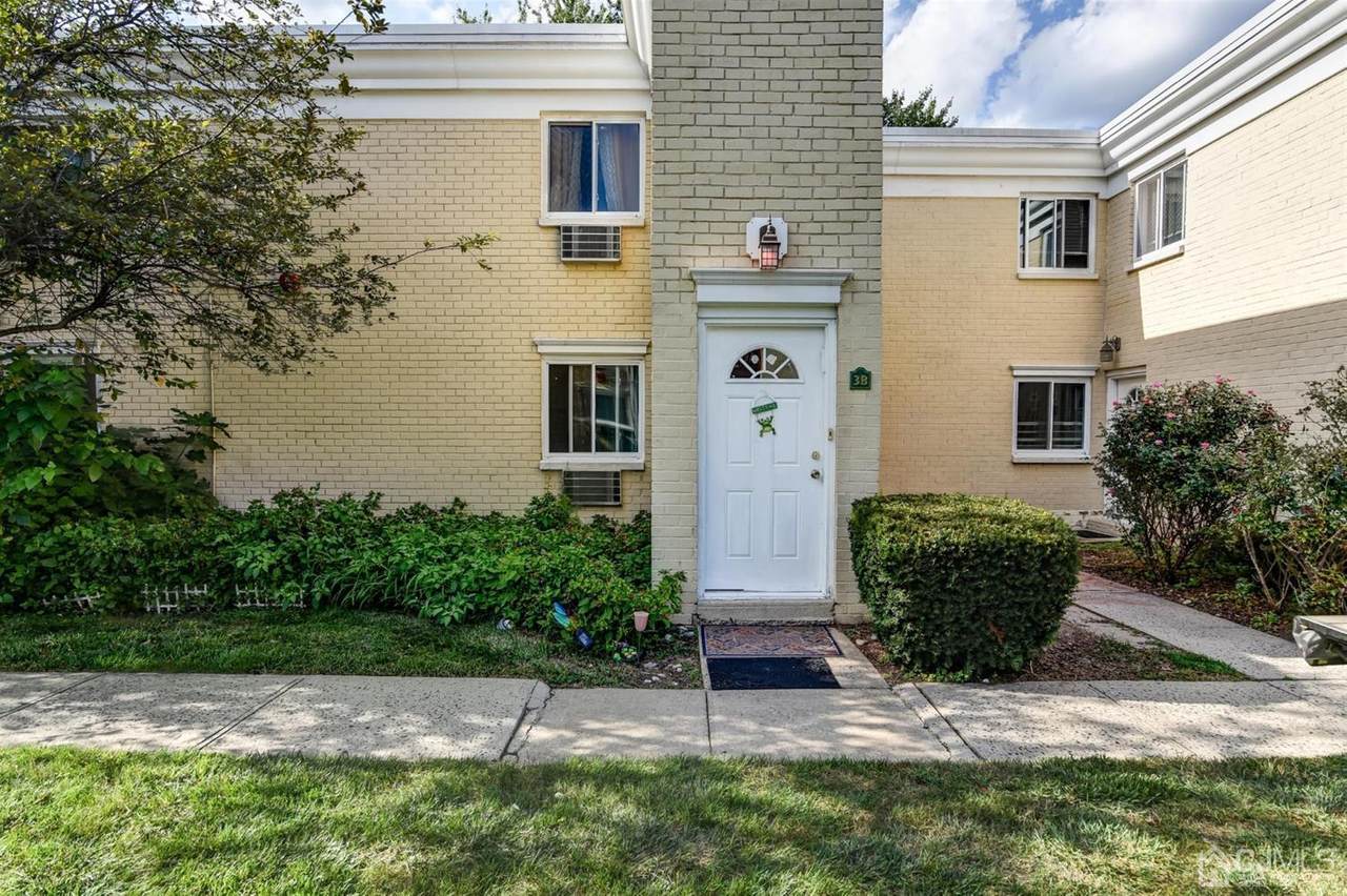 8 Lake Avenue - Photo 1