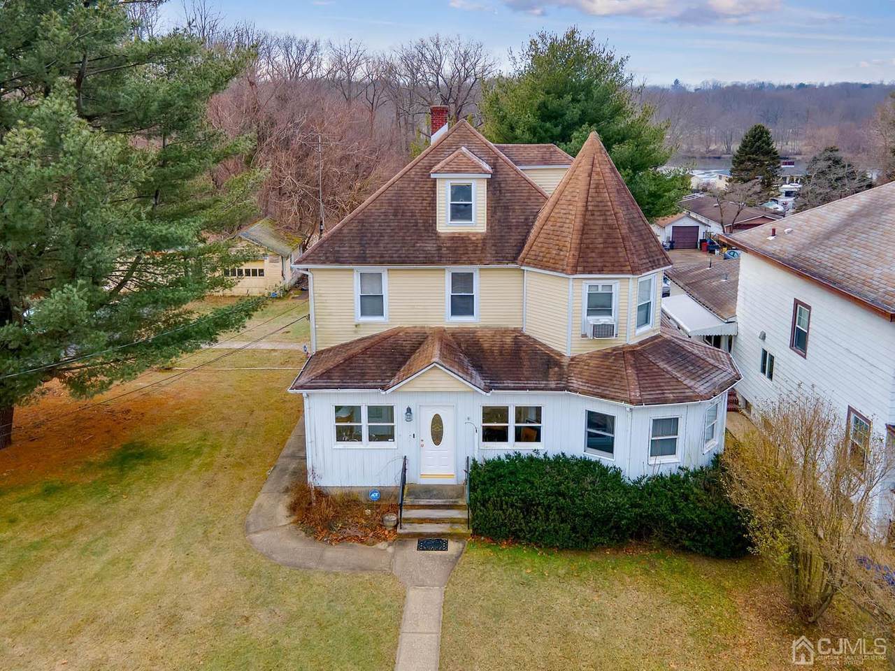 122 Buckelew Avenue - Photo 1