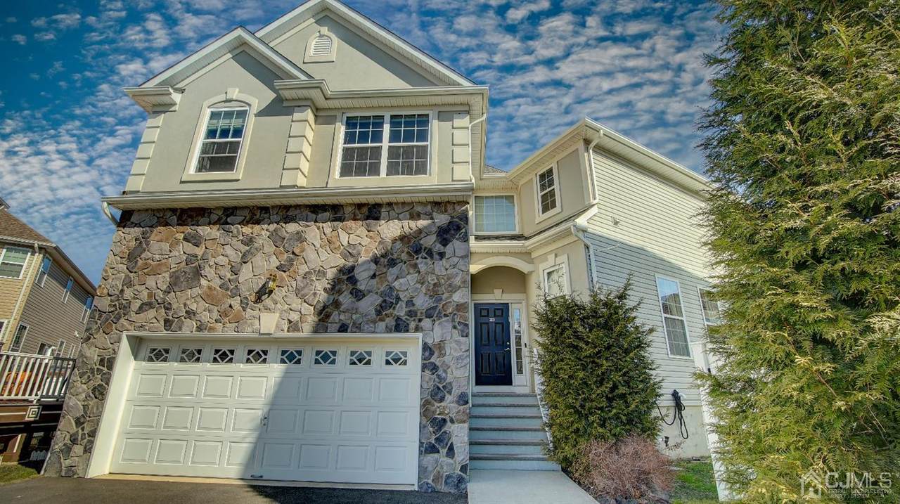 323 Morning Glory Drive - Photo 1
