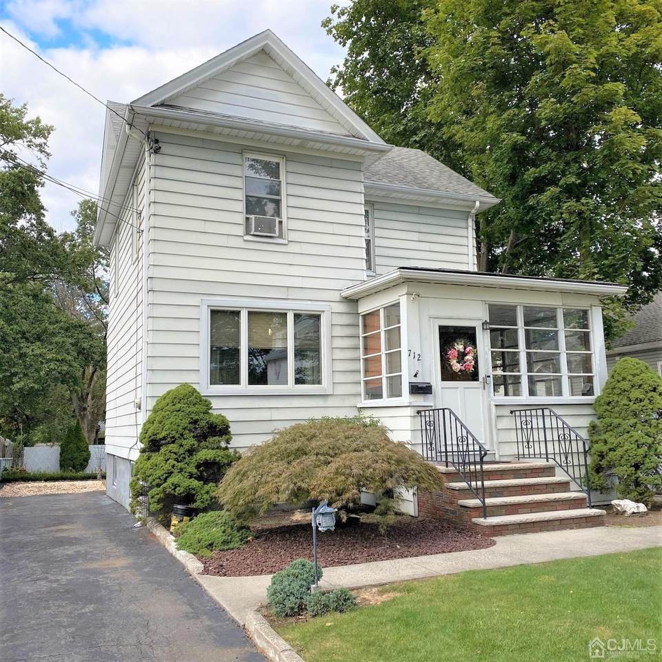 712 Center Street - Photo 1