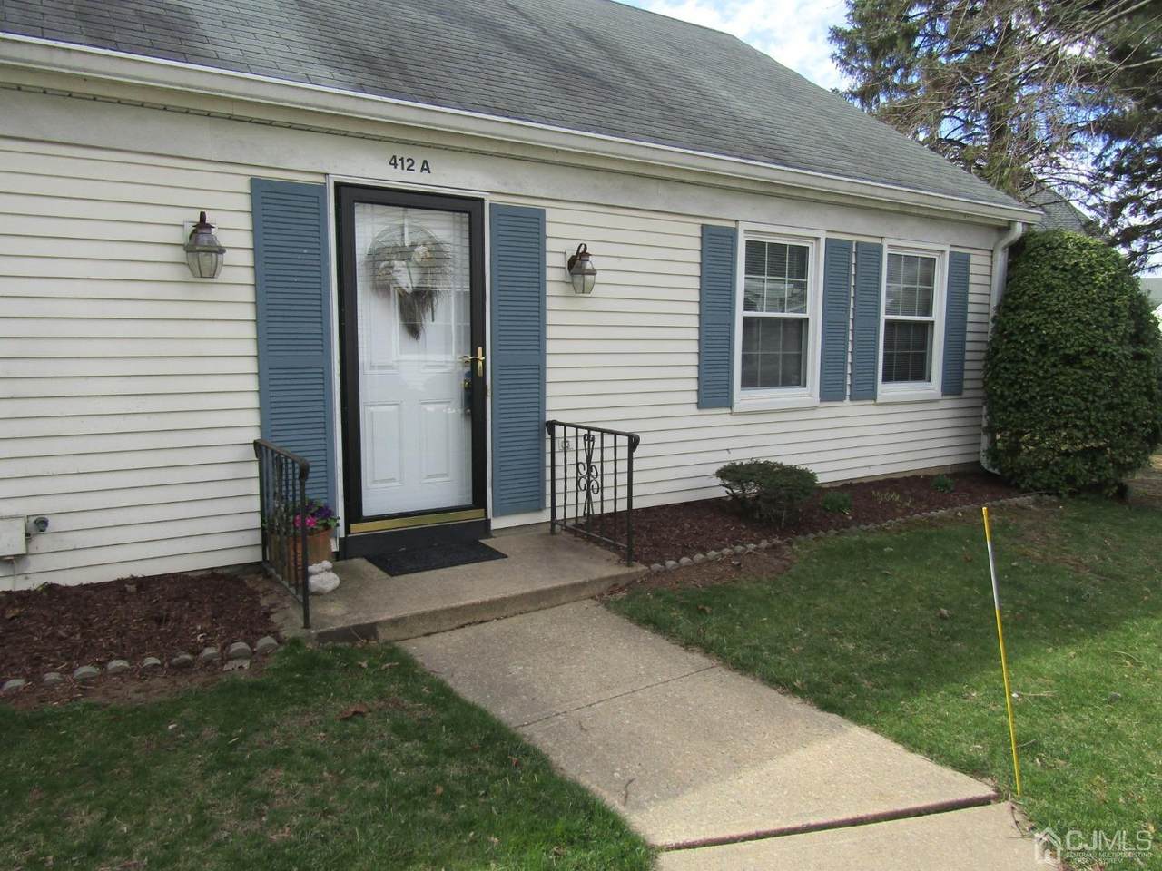 412 Oxford Lane - Photo 1