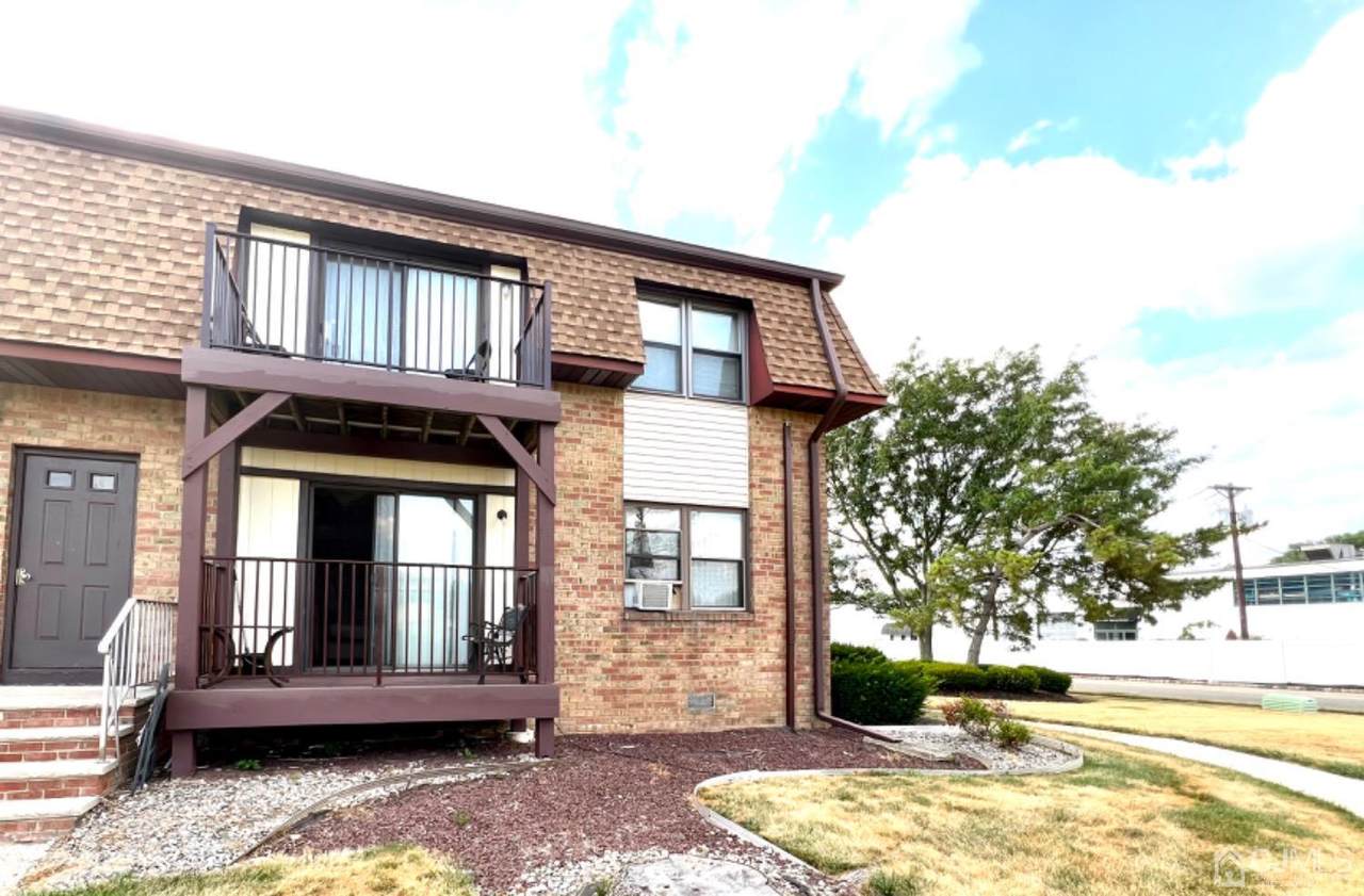 415 Oaks Boulevard - Photo 1