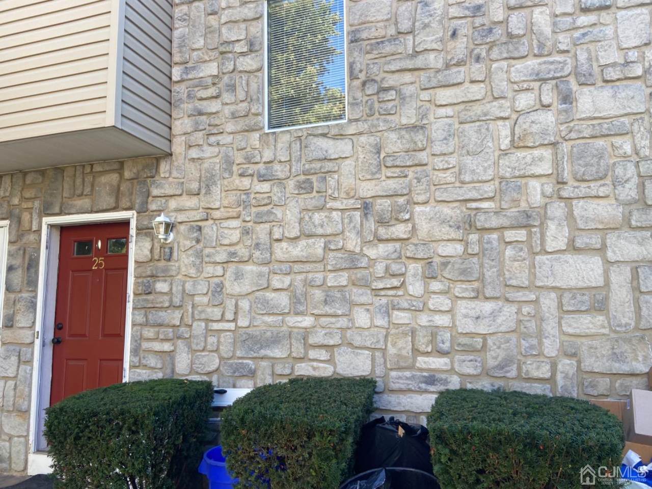 25 Farnham Square - Photo 1