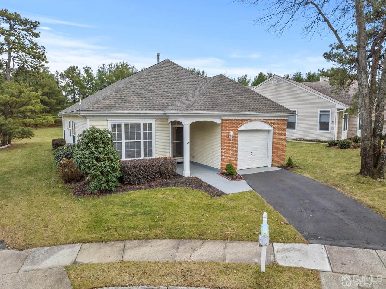 10 Springlawn Drive - Photo 1