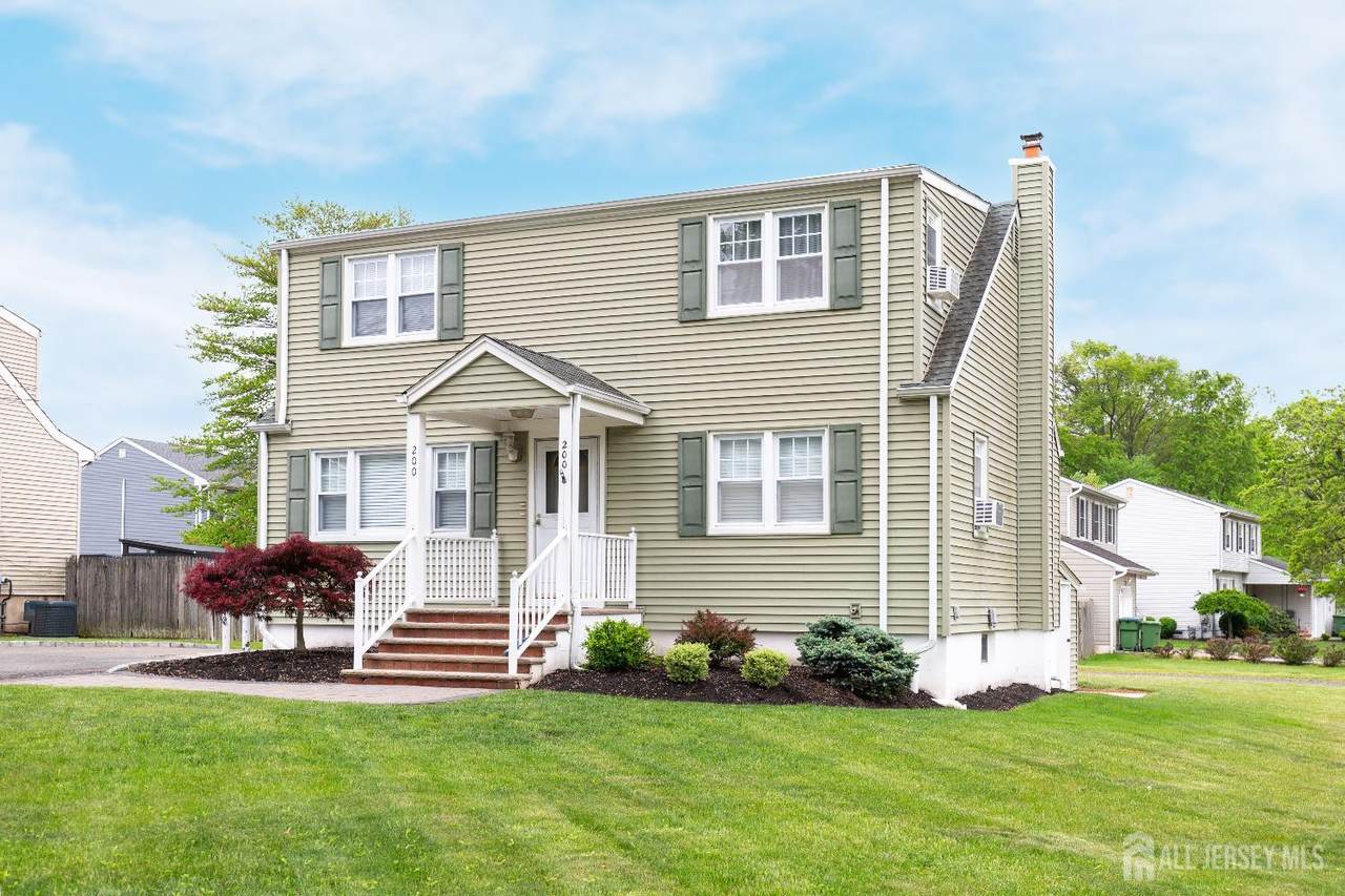 200 Plainfield Road - Photo 1