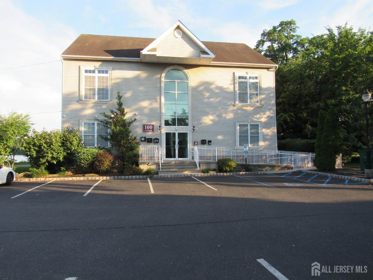 100 Lakeview Avenue - Photo 1