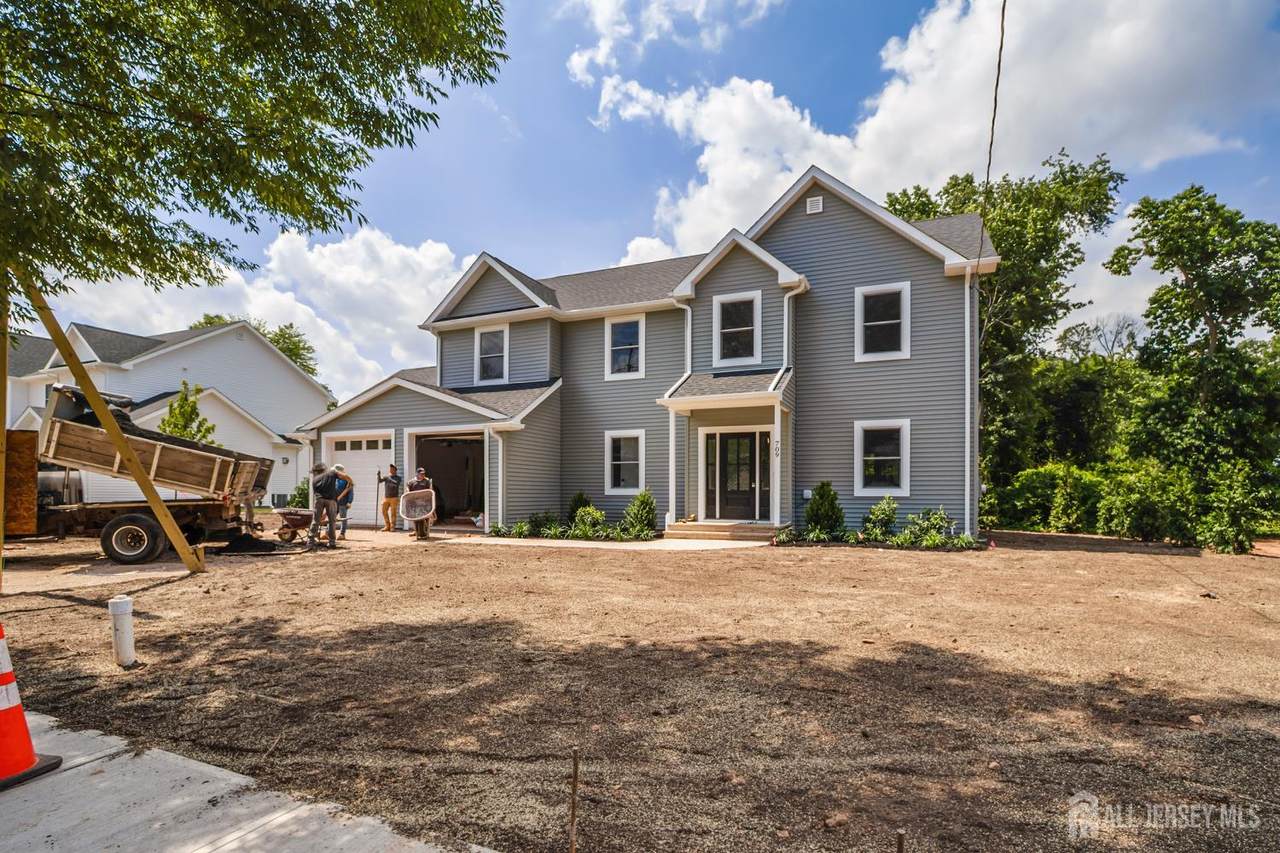 711 Plainfield Avenue - Photo 1