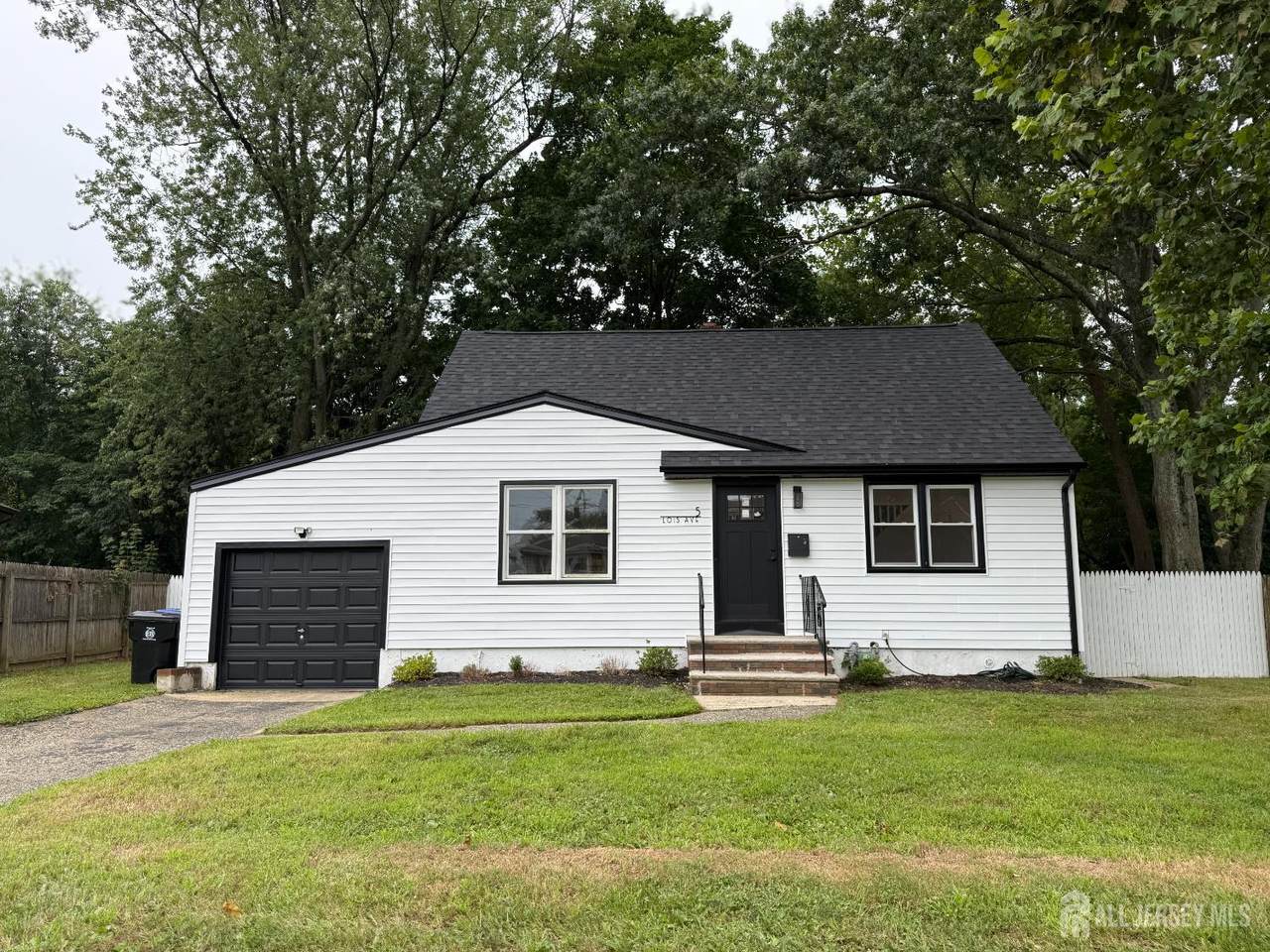 5 Lois Avenue - Photo 1