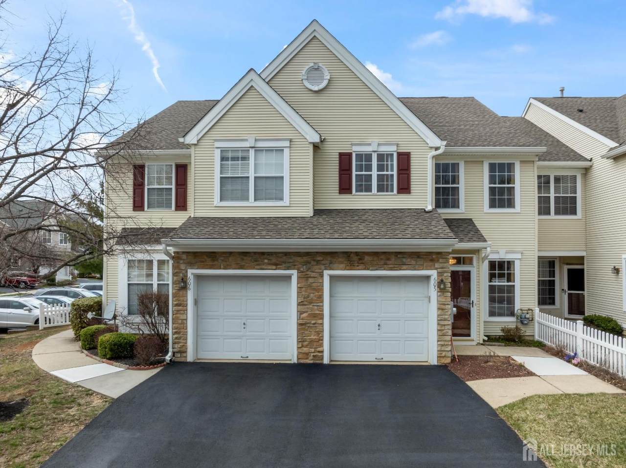 605 Dahlia Circle - Photo 1