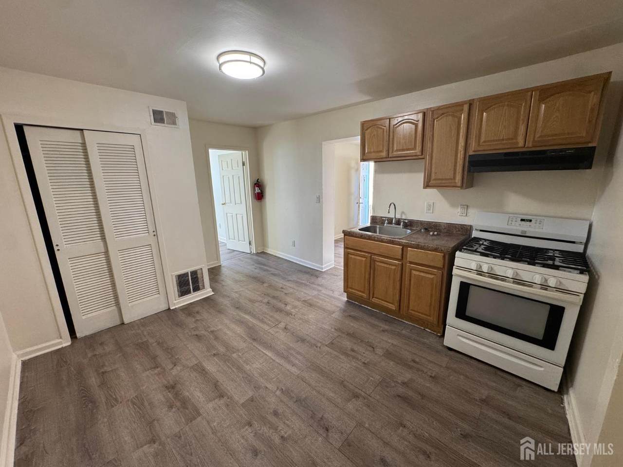 724 Cortlandt Street - Photo 1