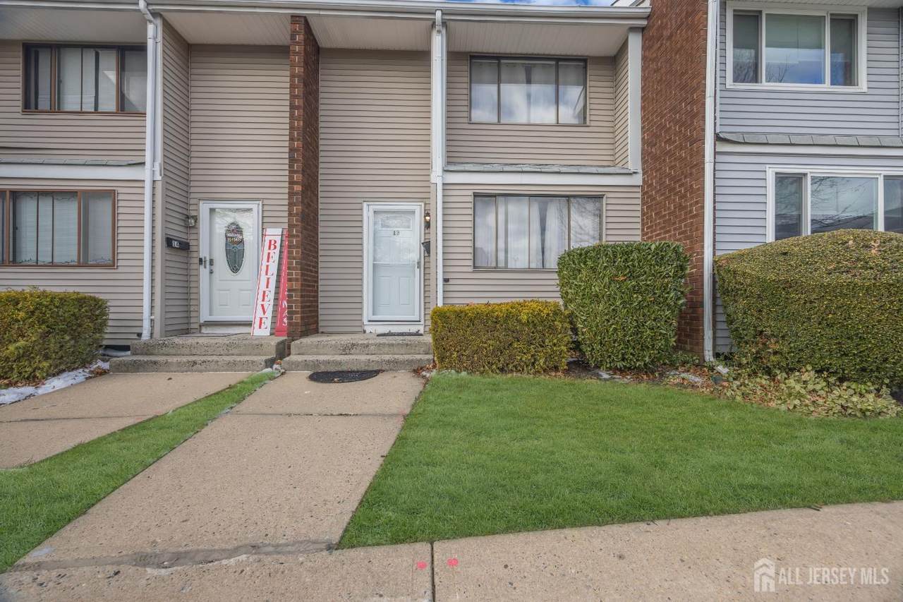 13 Quincy Circle - Photo 1