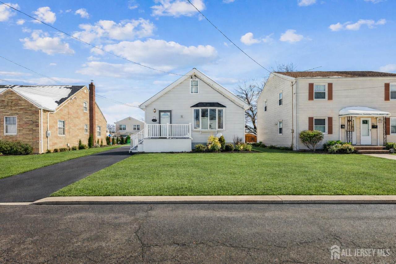 584 Garden Avenue - Photo 1
