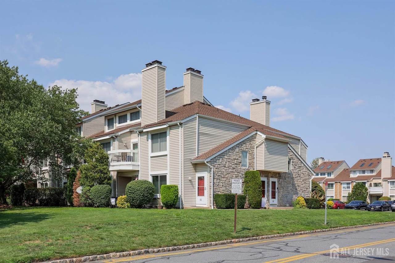 90 Farnham Square - Photo 1