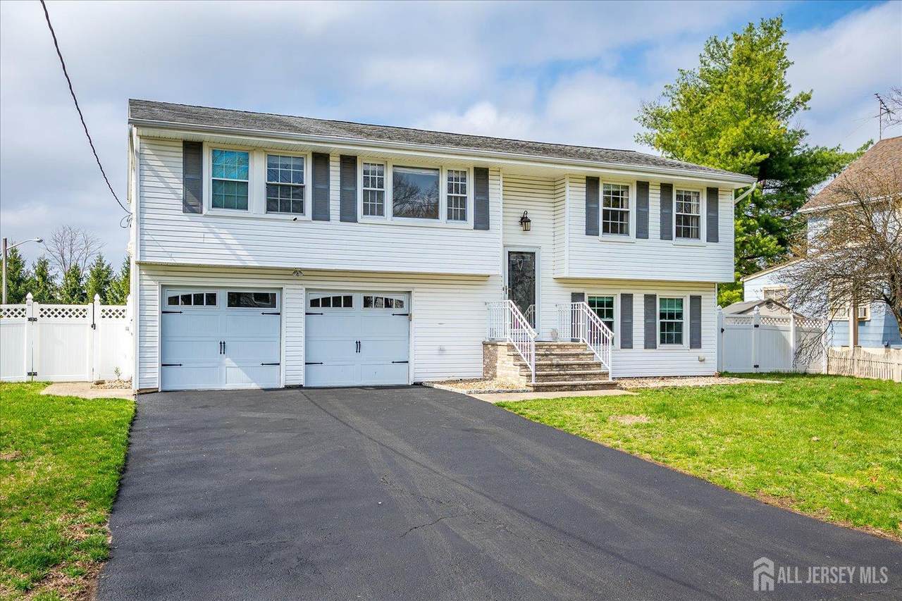16 Universal Avenue - Photo 1