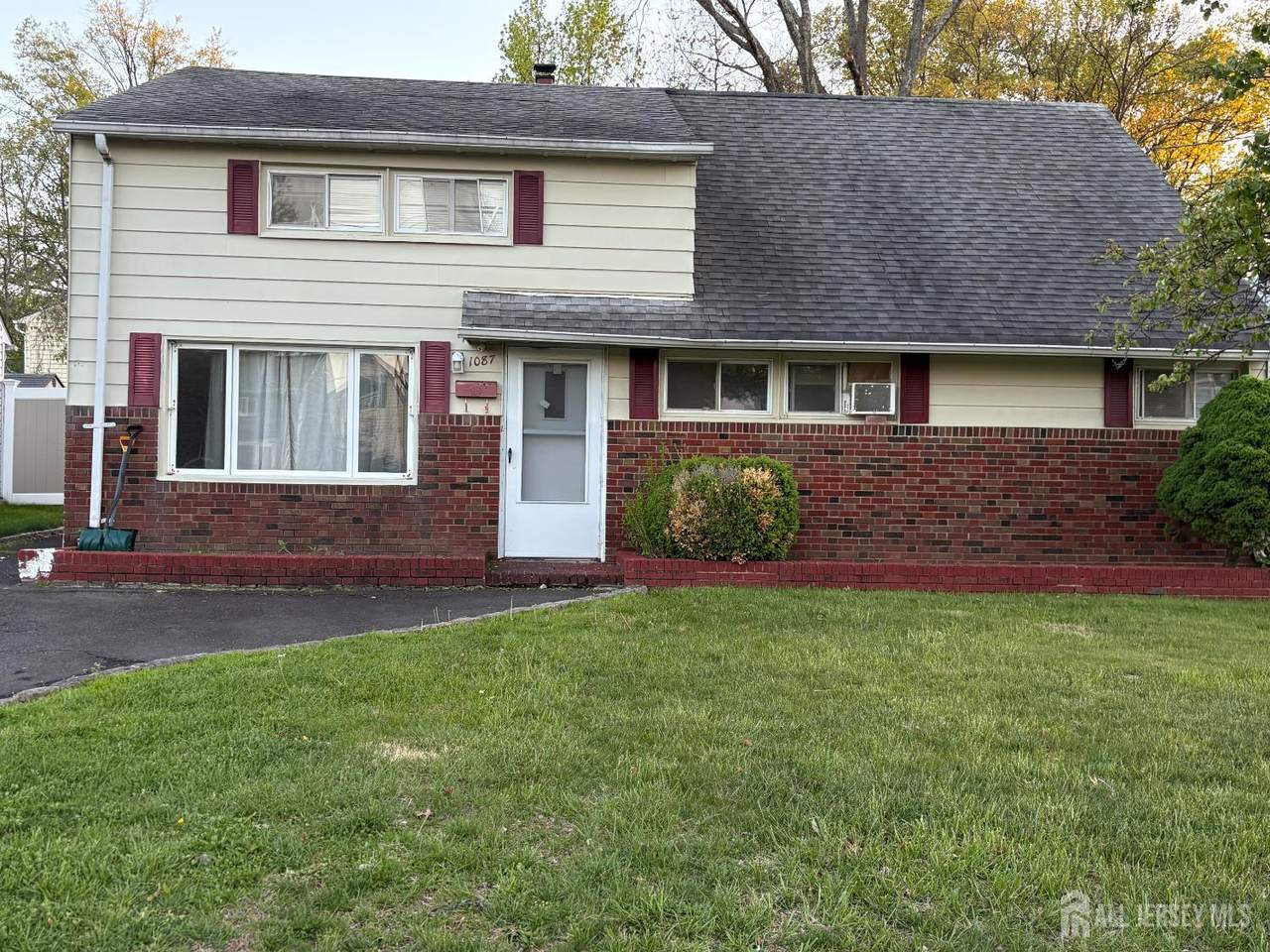 1087 Woodruff Street - Photo 1