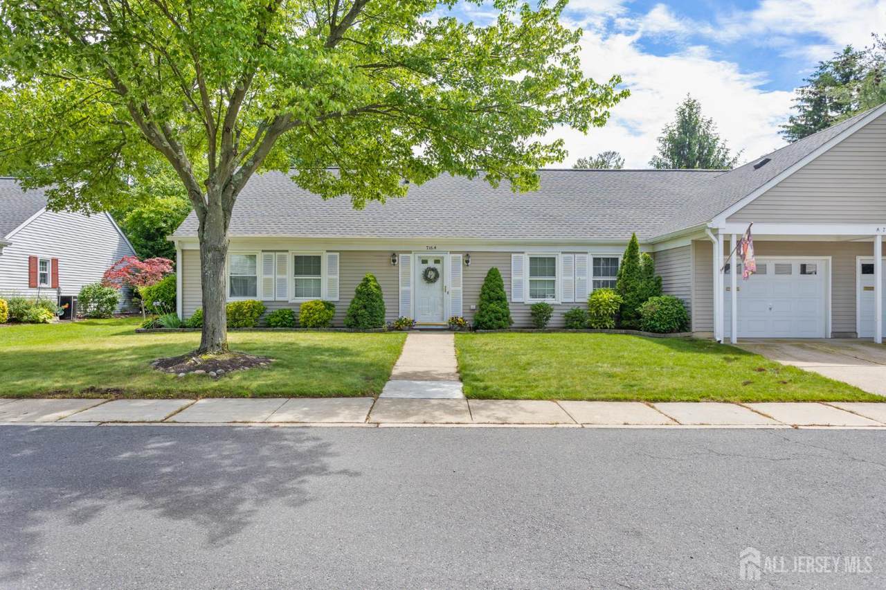 716 Victoria Court - Photo 1