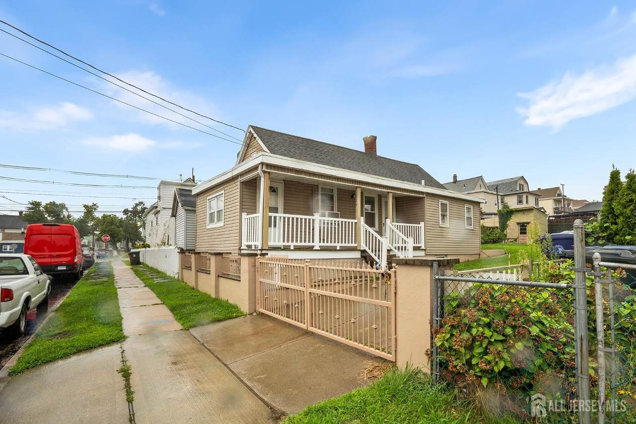 639 Johnstone Street - Photo 1