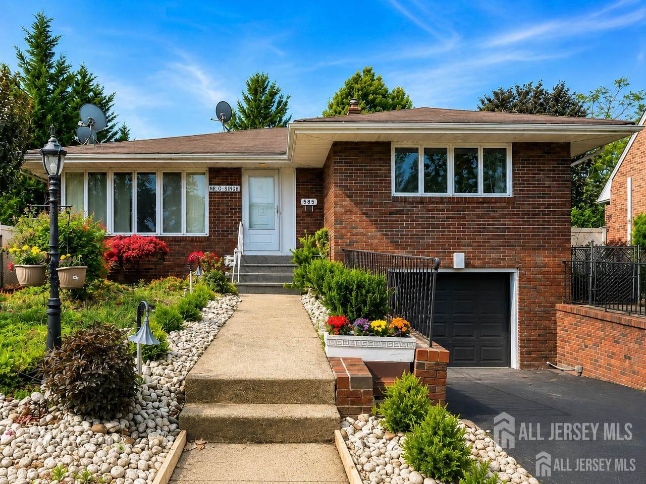585 Noe Avenue - Photo 1