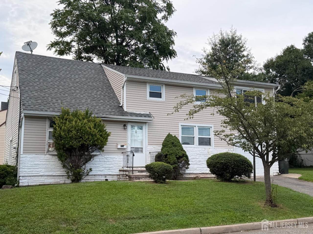 38 Raritan Avenue - Photo 1