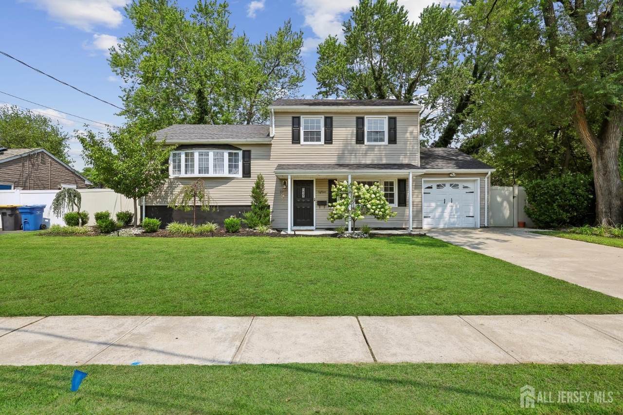 18 Carlton Avenue - Photo 1
