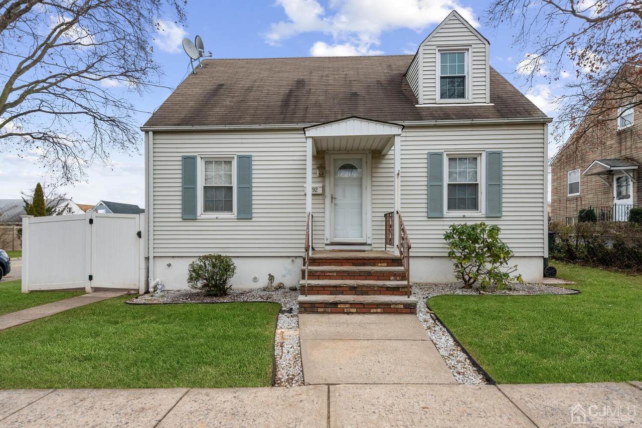 592 Garden Avenue - Photo 1
