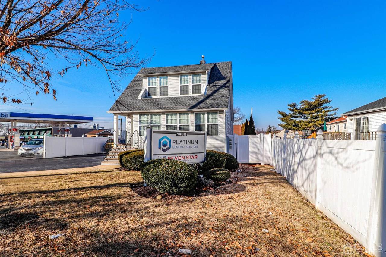 1462 Roosevelt Avenue - Photo 1