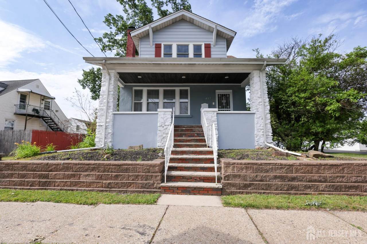 657 Amboy Avenue - Photo 1