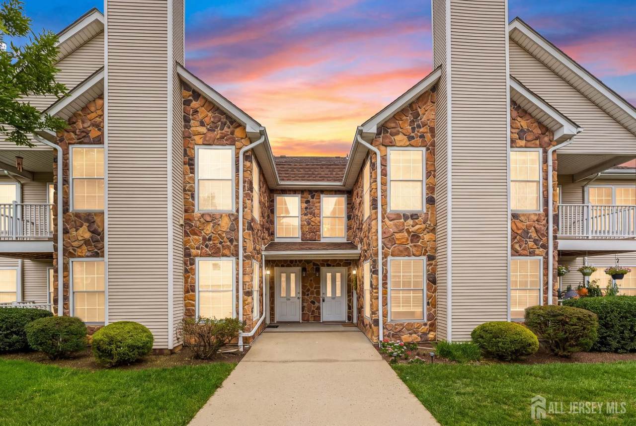 127 Chariot Court - Photo 1