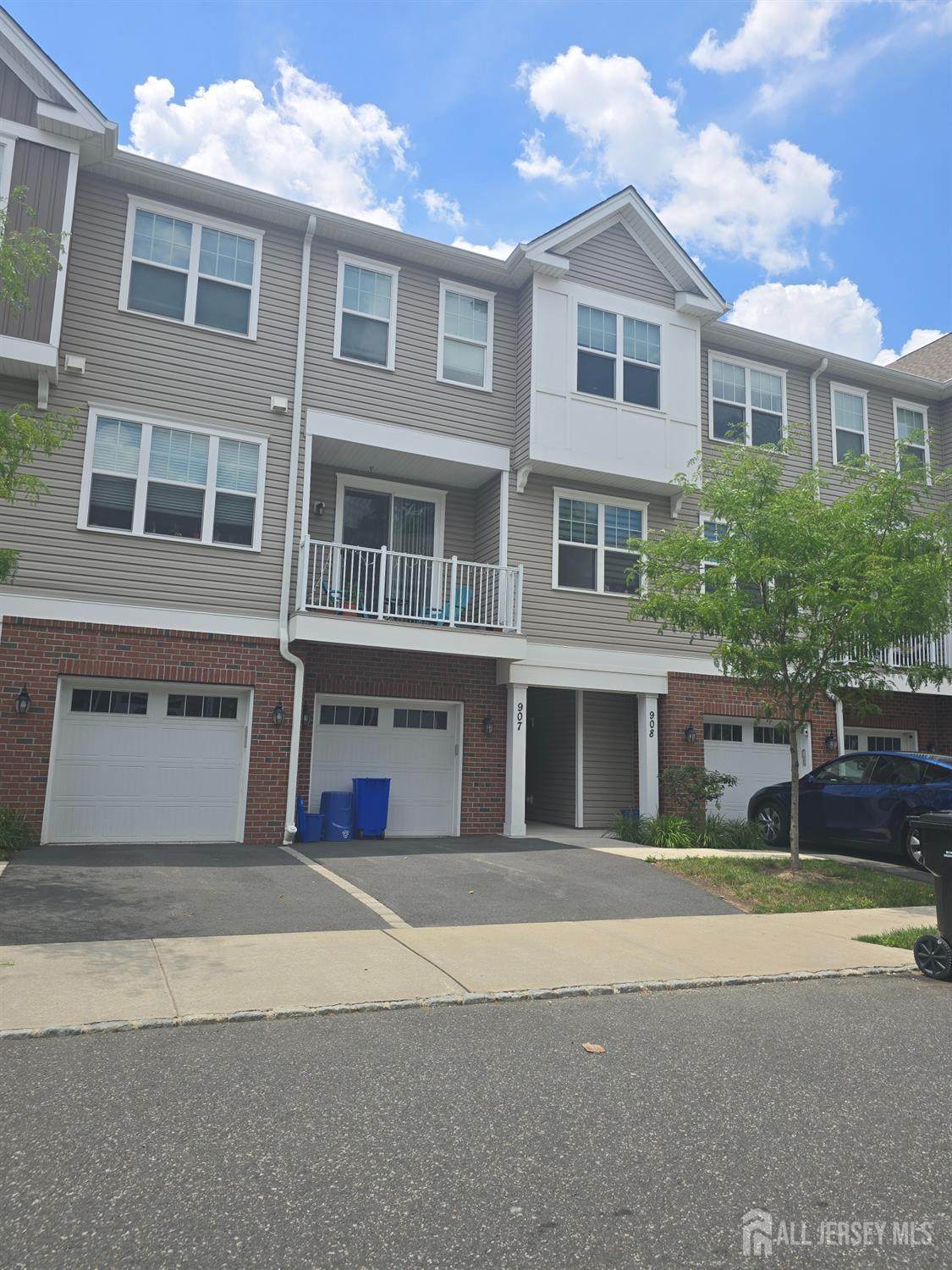 907 Greenland Square - Photo 1