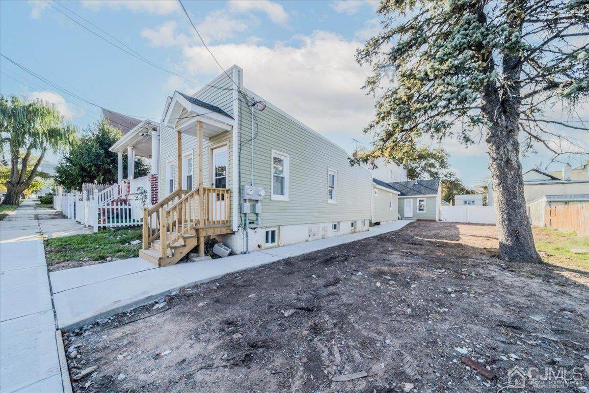 723 Charles Street - Photo 1