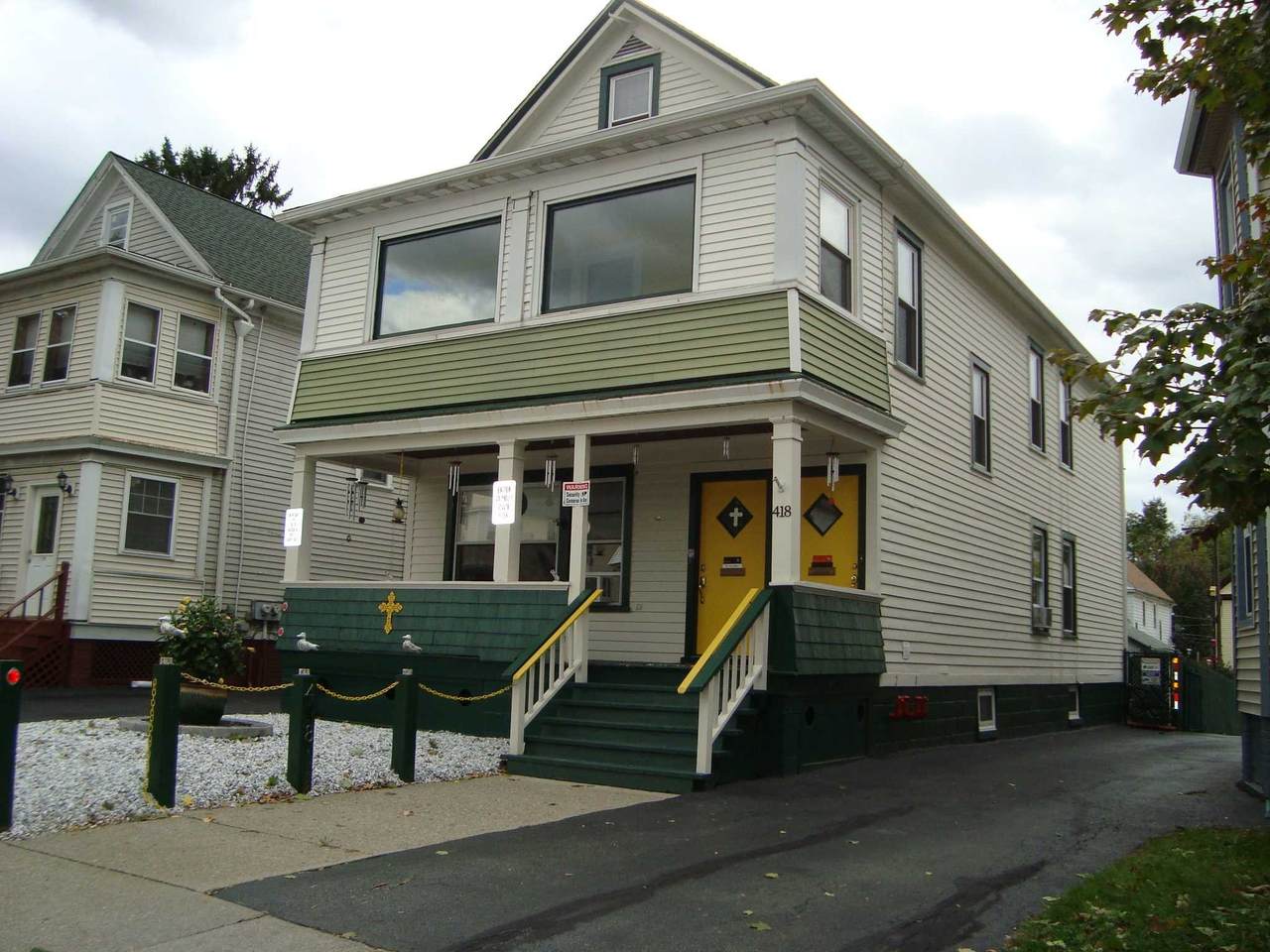 418 Baker St - Photo 1