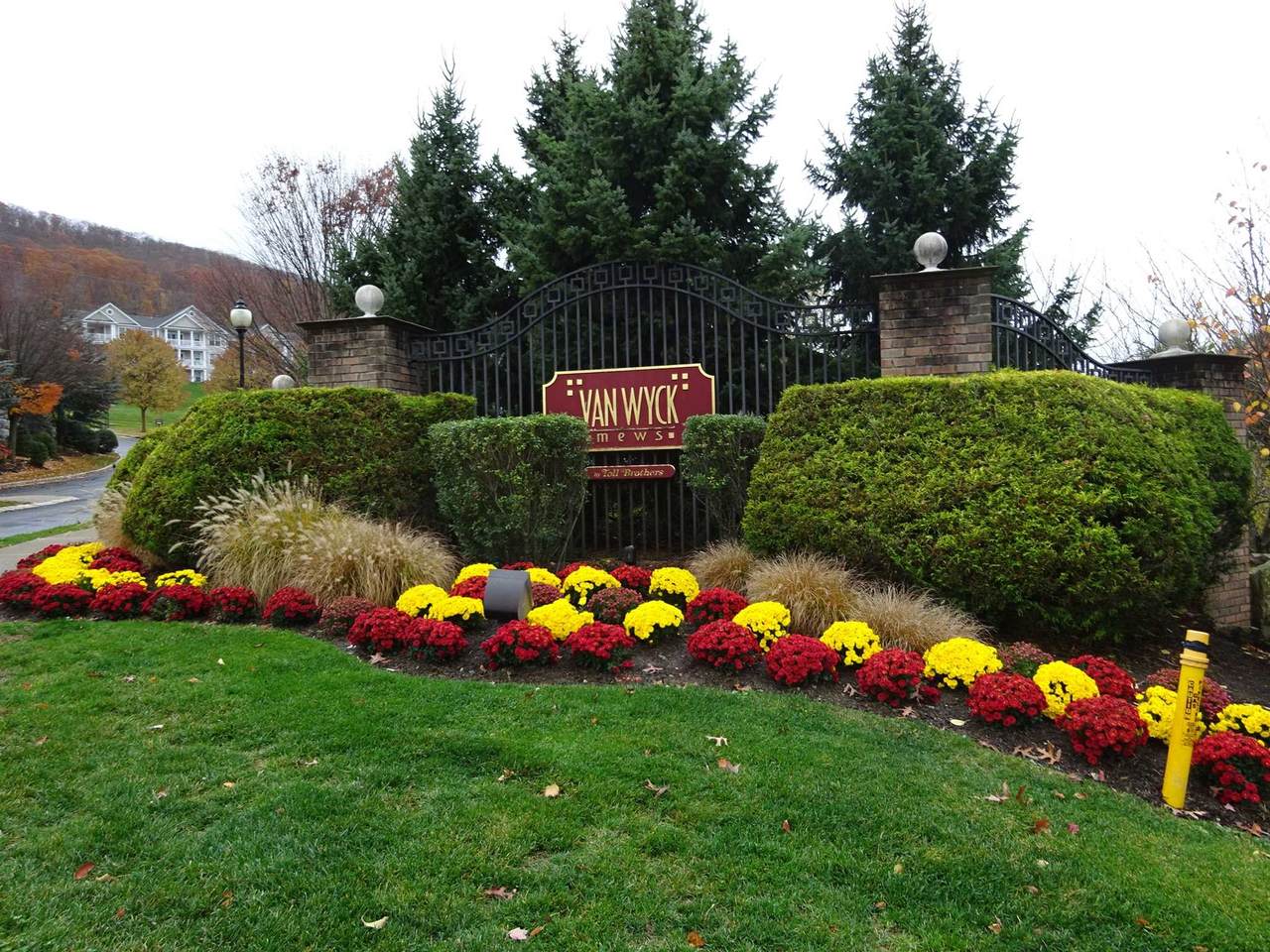 612 Saratoga Lane - Photo 1